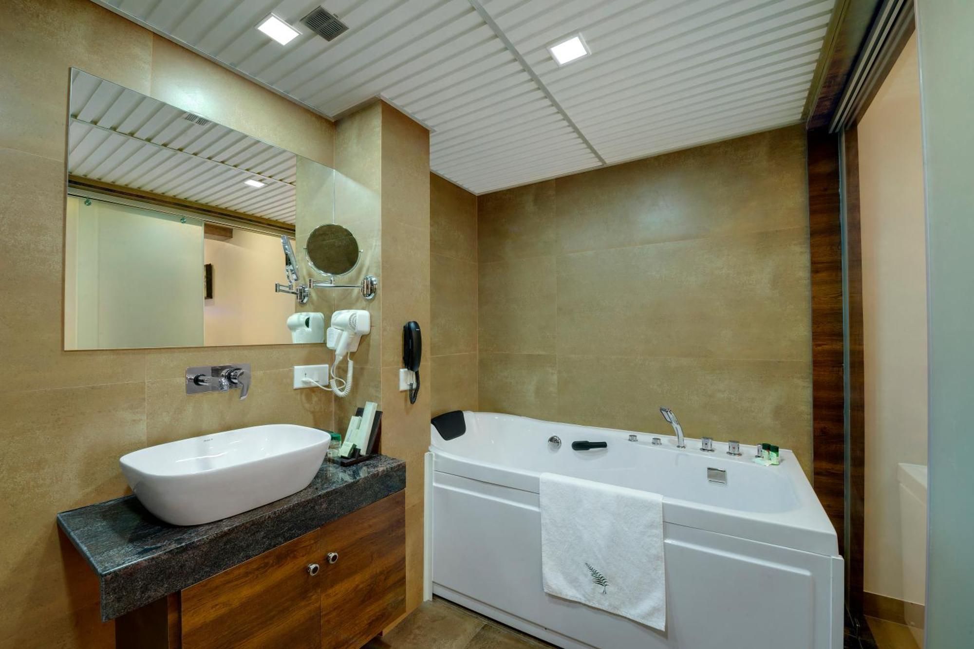 Hotel The Fern Residency, Bhuj Extérieur photo